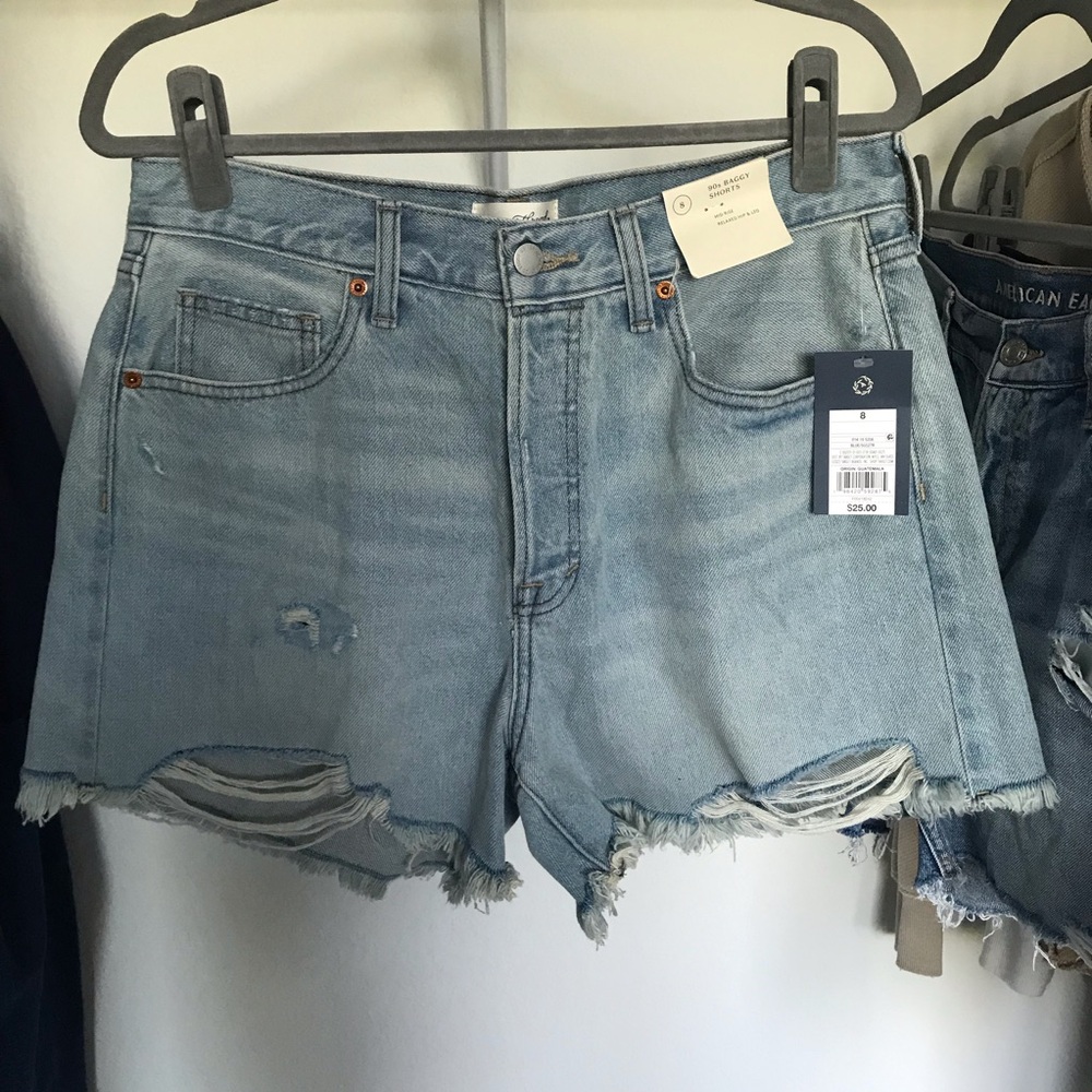 NWT Universal Thread 90’s Baggy Denim Distressed Women Shorts Mid Rise